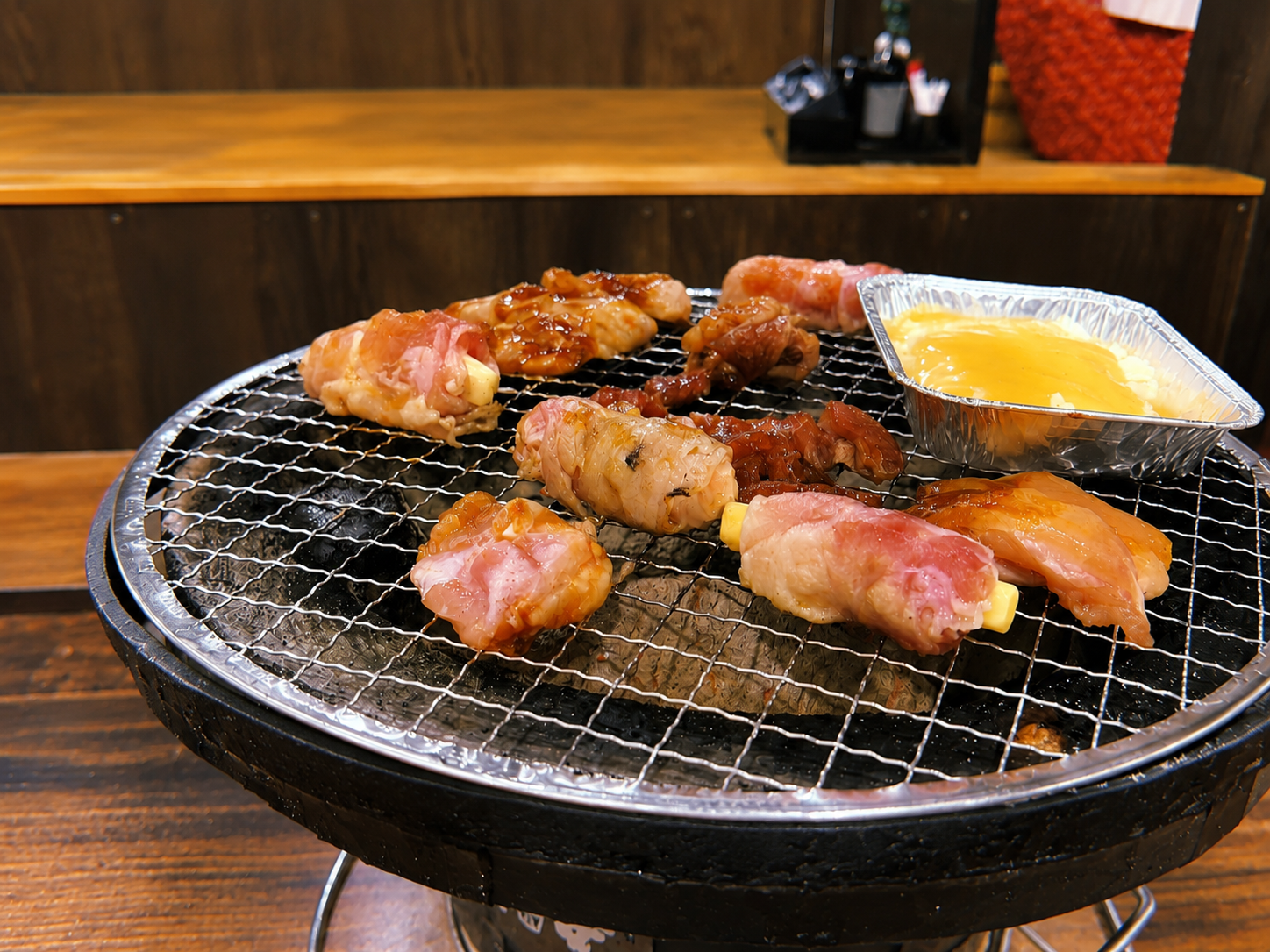 網の上でお肉を焼いている様子
