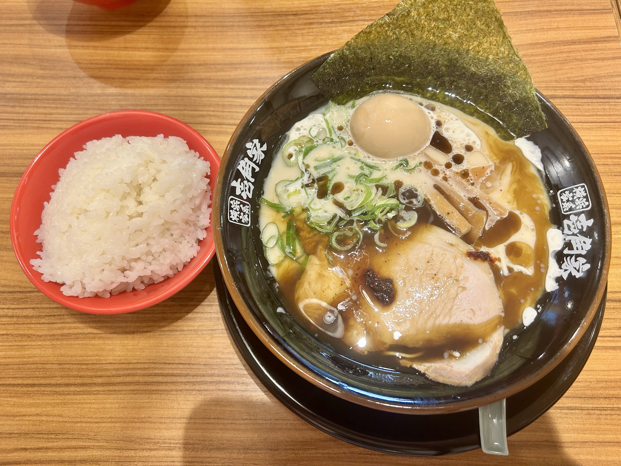 壱角家の黒とんこつとライス