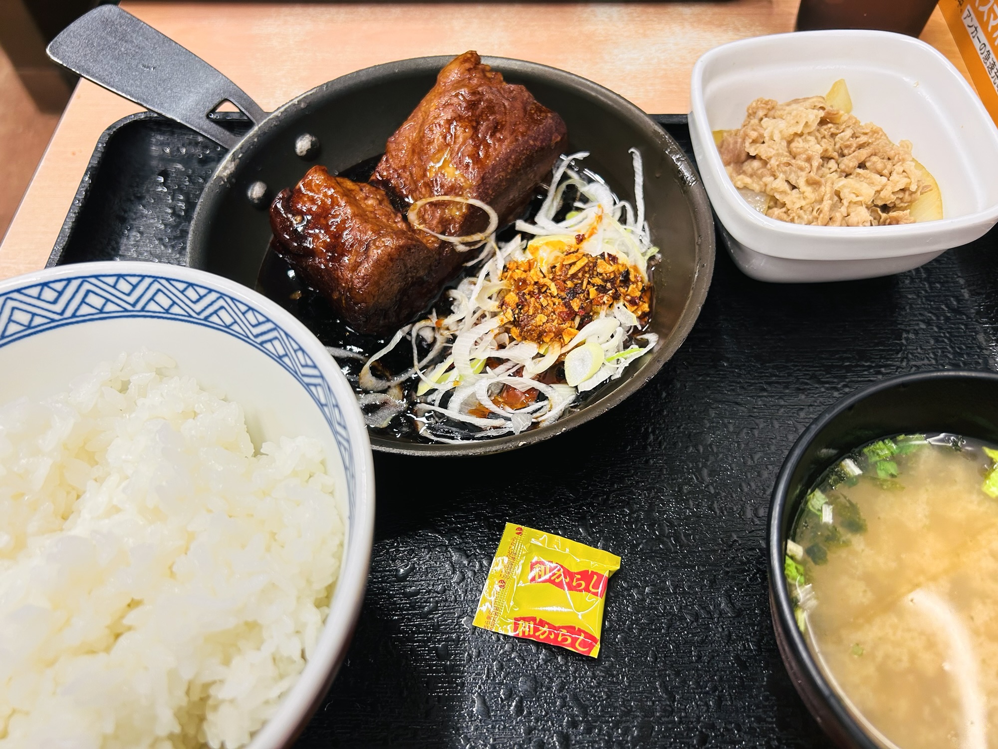 厚切り豚角煮牛小鉢定食